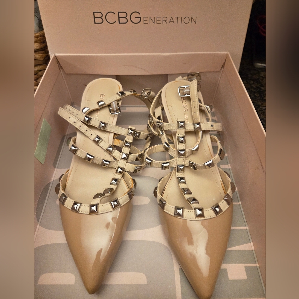BCBGeneration Nude Patent Leather Studded Kitten Heels Size 7.5M $135 EUC - Picture 3 of 7